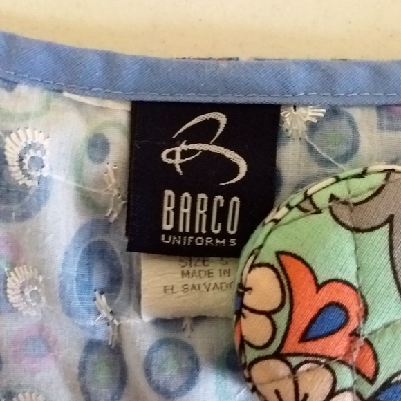☆☆SOLD☆☆ Barco Geometric Print Y-neck Scrub Top - Picture 6 of 8